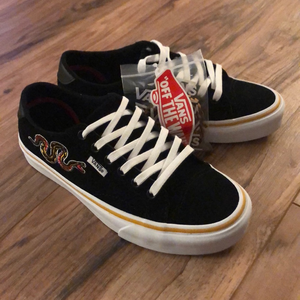 Court Vans - Picture 2 of 5